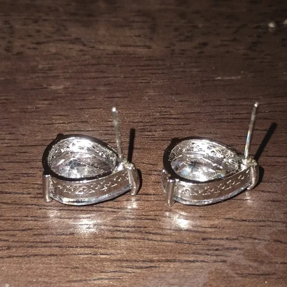 Elegant Silver Tone Cubic Zirconia Teardrop Earrings - Picture 4 of 8